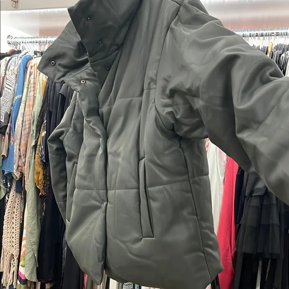 Vintage Havana ,Green Puffer Jacket with High Collar and Oversized Fit - Picture 4 of 6